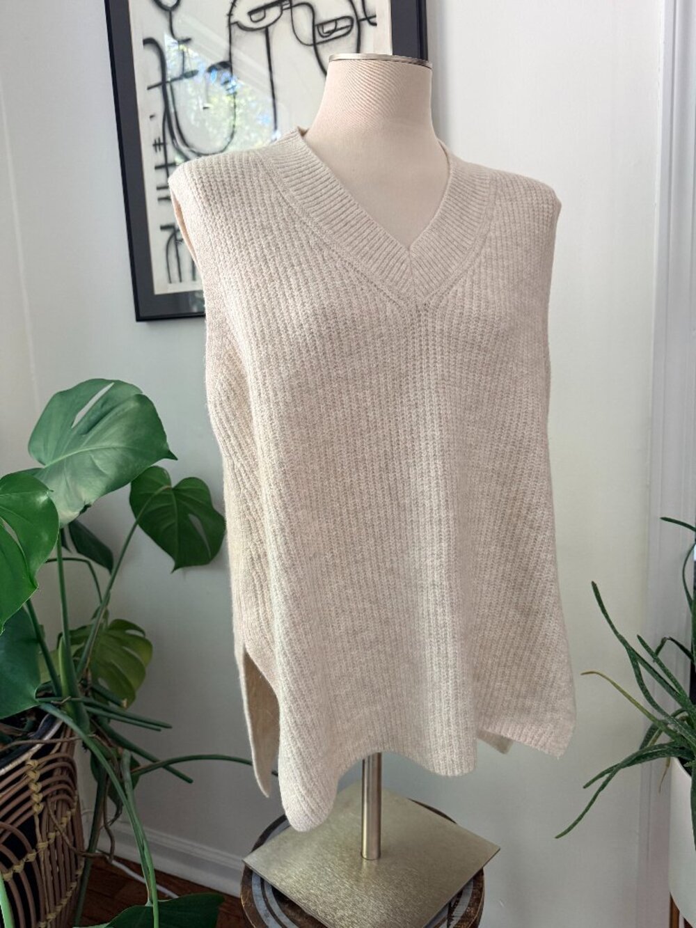 Vince Camuto Cream Ribbed Knit Longline V-Neck Sweater Vest - Medium